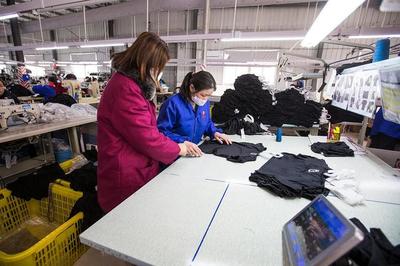 大姐組建5個班組,工人月工資可達6000元:臨時變身口罩工