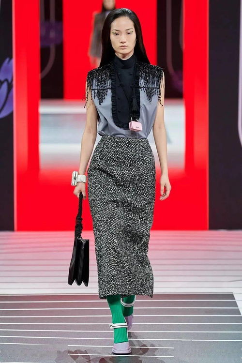 服裝趨勢(shì) 不起眼的流蘇放在服裝的任何部位滿設(shè)計(jì)感,不信你來看